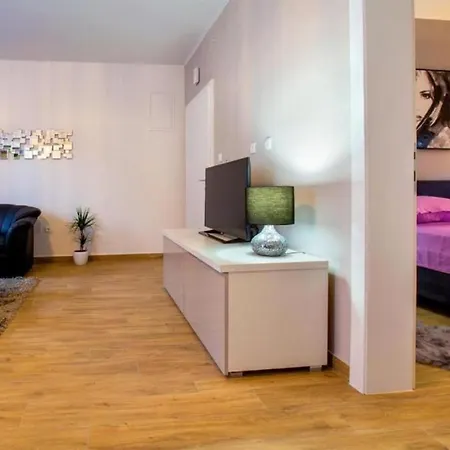 Candy With Jacuzzi And Parking Place