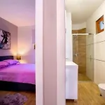 Candy With Jacuzzi And Parking Place דירה *