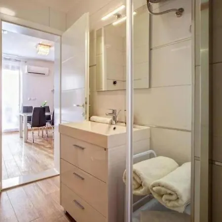 Candy With Jacuzzi And Parking Place Apartman