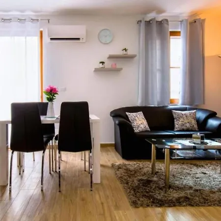 Candy With Jacuzzi And Parking Place Apartman