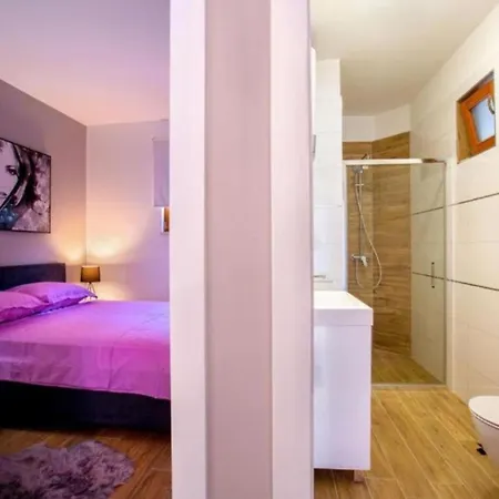 Candy With Jacuzzi And Parking Place Apartman *